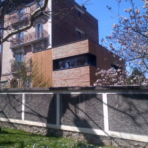 Photo couleur côté rue d'une maison en bois réalisée par TB'Home Architecteurs