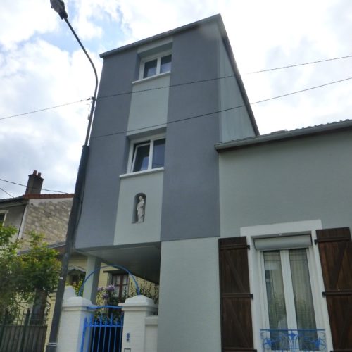 Photo d'une extension sur pilotis de maison grise aux portes de Paris par TB'Home Architecteurs