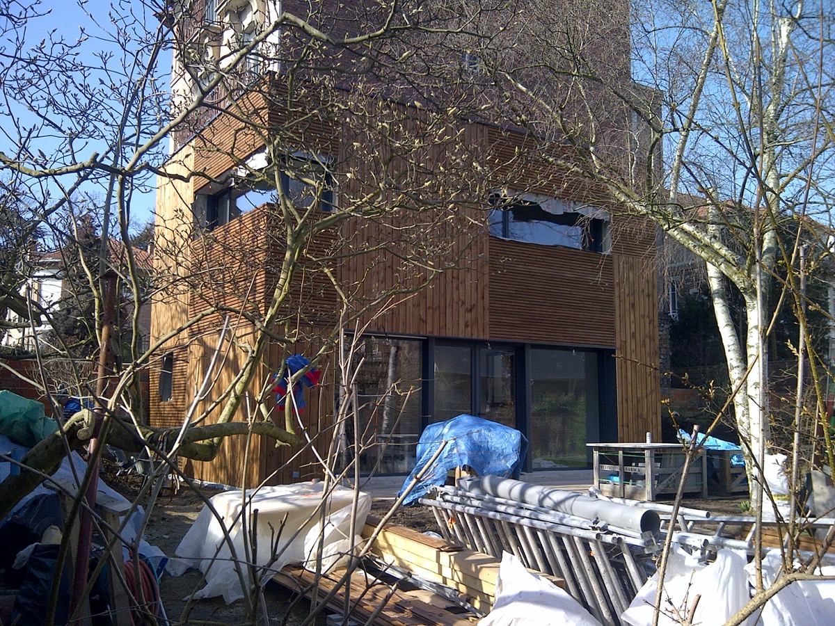 Photo couleur du chantier lors de la construction de la maison en bois en banlieue parisienne