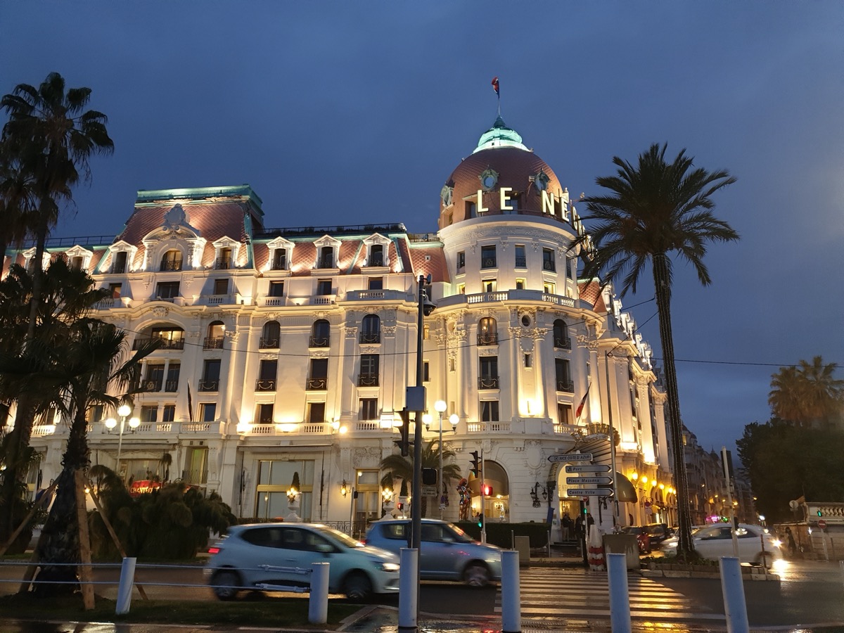 Photo couleurs du trottoir d'en face de l'hôtel Le Negresco à Nice