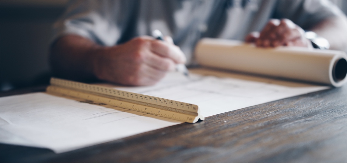 Photo d'un homme travaillant sur un plan de construction