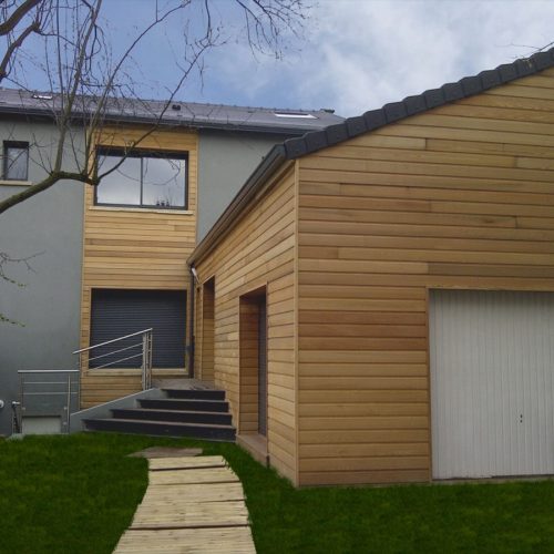 Photo couleur après de l'extension d'une maison en bois et béton