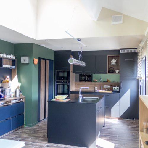 Photo de la cuisine aménagée avec goût après la rénovation