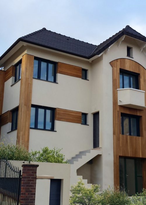 Photo APRÈS côté rue d'une maison moderne en bois et béton